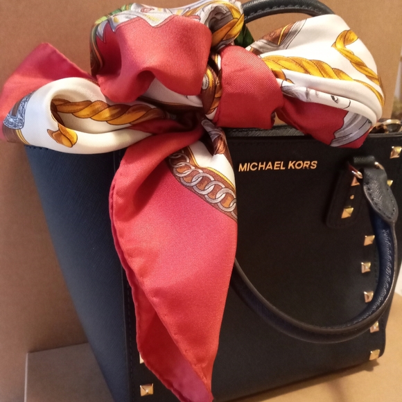 ❤ 100%Authentic Moschino Silk Swan Scarf - Picture 3 of 6